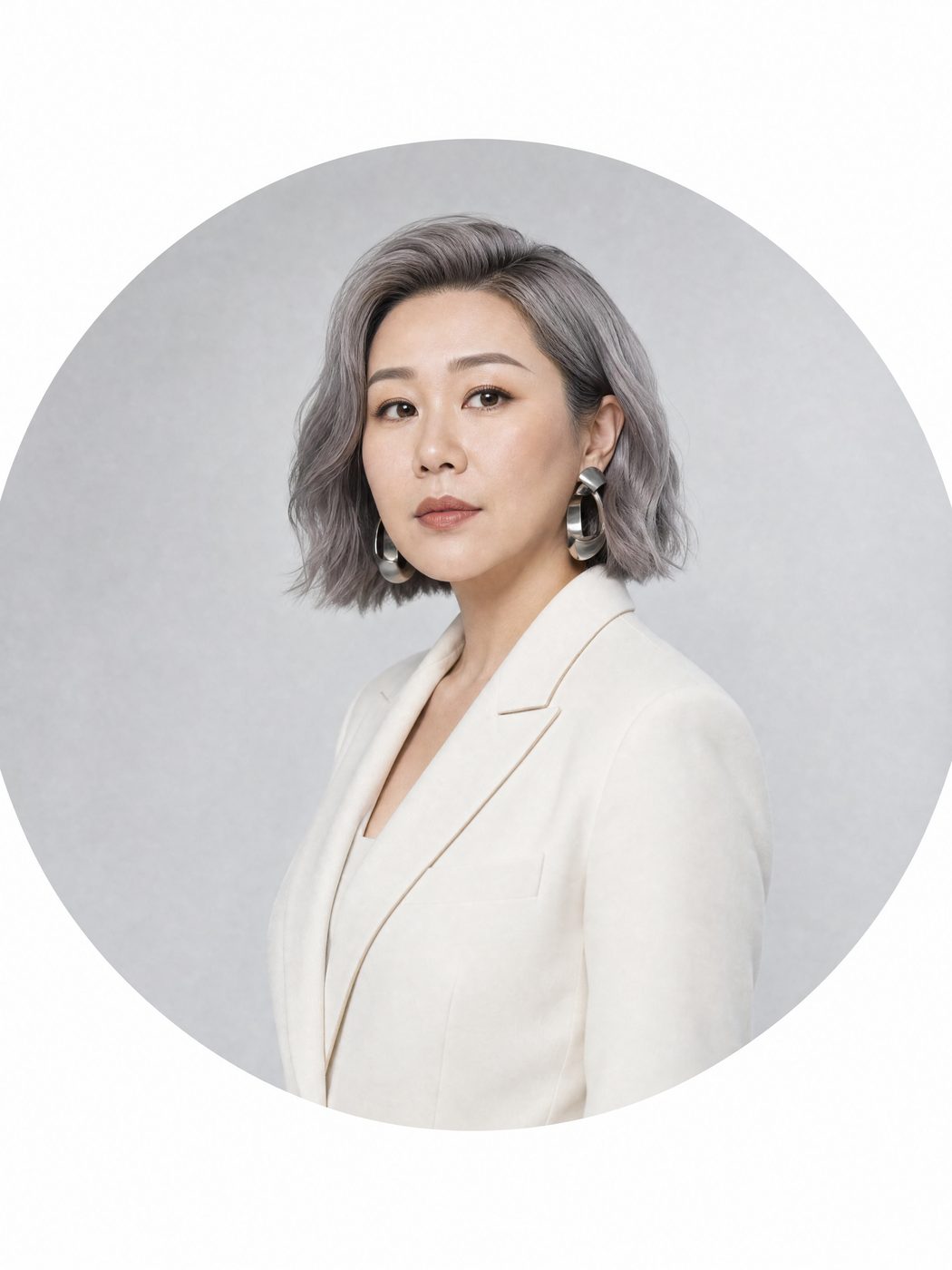 Winnie 白色套裝半身照片